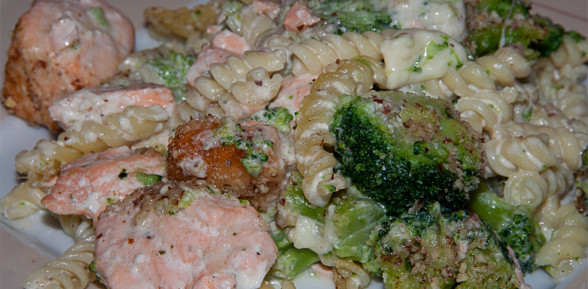 Makaron zapiekany z brokułami i łososiem