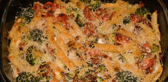 Makaron zapiekany z boczkiem, mozzarellą i warzywami